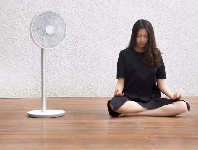 Mi Smart Fan sử dụng viên pin tích hợp có công suất 33,6Wh, thời lượng hoạt động tối đa lên tới 16 giờ liên tục cho một lần sạc. Trọng lượng của sản phẩm cũng khá nhẹ, chỉ khoảng 3,4kg nên có thể dễ dàng di chuyển trong nhà hoặc mang ra ngoài trời. Theo dự kiến, Mi Smart Fan sẽ lên kệ tại thị trường Trung Quốc với giá bán khoảng 121 USD (khoảng 2,7 triệu đồng).