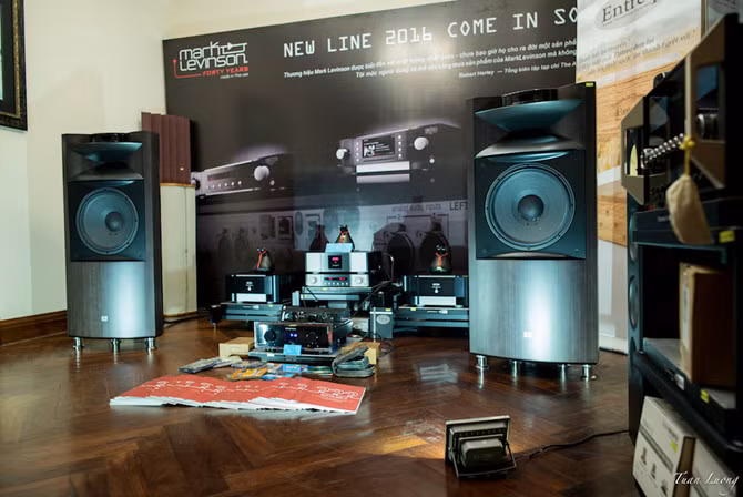 Sơn Hà Audio có phối ghép kinh điển giữa đôi loa JBL K2S9900 cùng thiết bị của Mark Levinson.