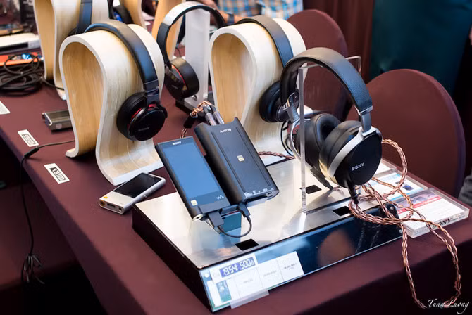Bộ thiết bị máy nghe nhạc hi-res, DAC+Headphone amp và tai nghe Sony.