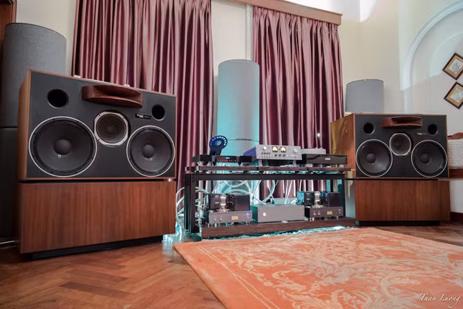 Hệ thống hai kênh với khối thiết bị khá đồ sộ đến từ những thương hiệu Westlake Audio, EMT, Gryphon Audio, Air-Tight, Bergmann, ZenSati, Audio Replas, Franc Accessories.