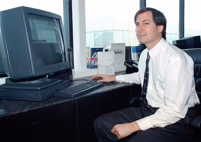 Steve Jobs bị sa thải vào năm 1985 sau khi cố gắng lật đổ Sculley. Ban giám đốc của Apple khi đó đã đứng về phía Sculley. Thầy phù thủy tức giận thành lập công ty máy tính NeXT chuyên cung cấp máy trạm sử dụng công nghệ cao, nơi ông có toàn quyền quyết định chiến lược của công ty.