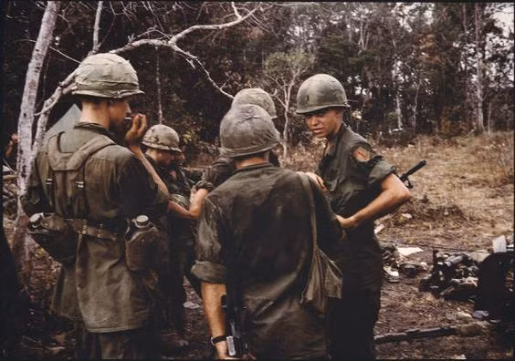 Nhóm sĩ quan của Sư đoàn Anh Cả Đỏ trên trận địa.