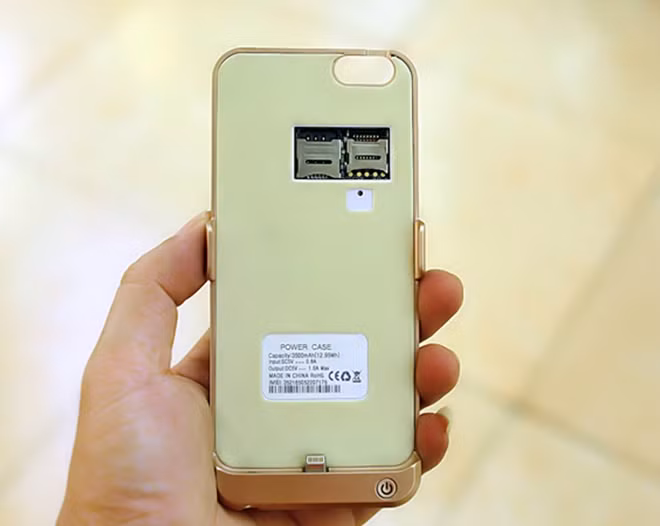 Vài ngày qua, một số cửa hàng ở Hà Nội rao bán mẫu phụ kiện độc giúp điện thoại iPhone có thêm pin dự trữ, thêm 1 SIM và có thẻ nhớ để lưu và phát nhạc.