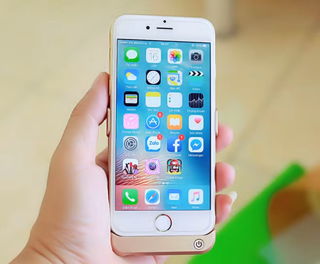Khi kết nối với iPhone 6 hoặc 6S, Andsun có thể sạc được cho iPhone. Ốp lưng này có dung lượng pin 3.500 mAh, tương đương 1,5 lần sạc.