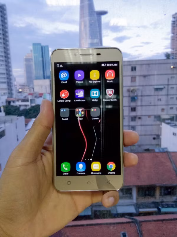 Tuy vậy thiết kế mặt trước của Vibe K5 Plus lại không thật ấn tượng. Các phím cảm ứng khá nhạy nhưng lại không có đèn nền, sẽ có thể gây một chút cản trở khi bạn thao tác ở môi trường thiếu sáng. Màn hình có thể xem là “vũ khí lợi hại” nhất của máy. Với kích thước chỉ 5 inch, nhưng lại có độ phân giải đến Full HD, hình ảnh hiển thị nhờ vậy mà rất sống động mượt mà, chi tiết. Đồng thời, tấm nền IPS cho góc nhìn rộng hơn, màu sắc cũng tươi tắn hơn đem lại trải nghiệm giải trí thú vị