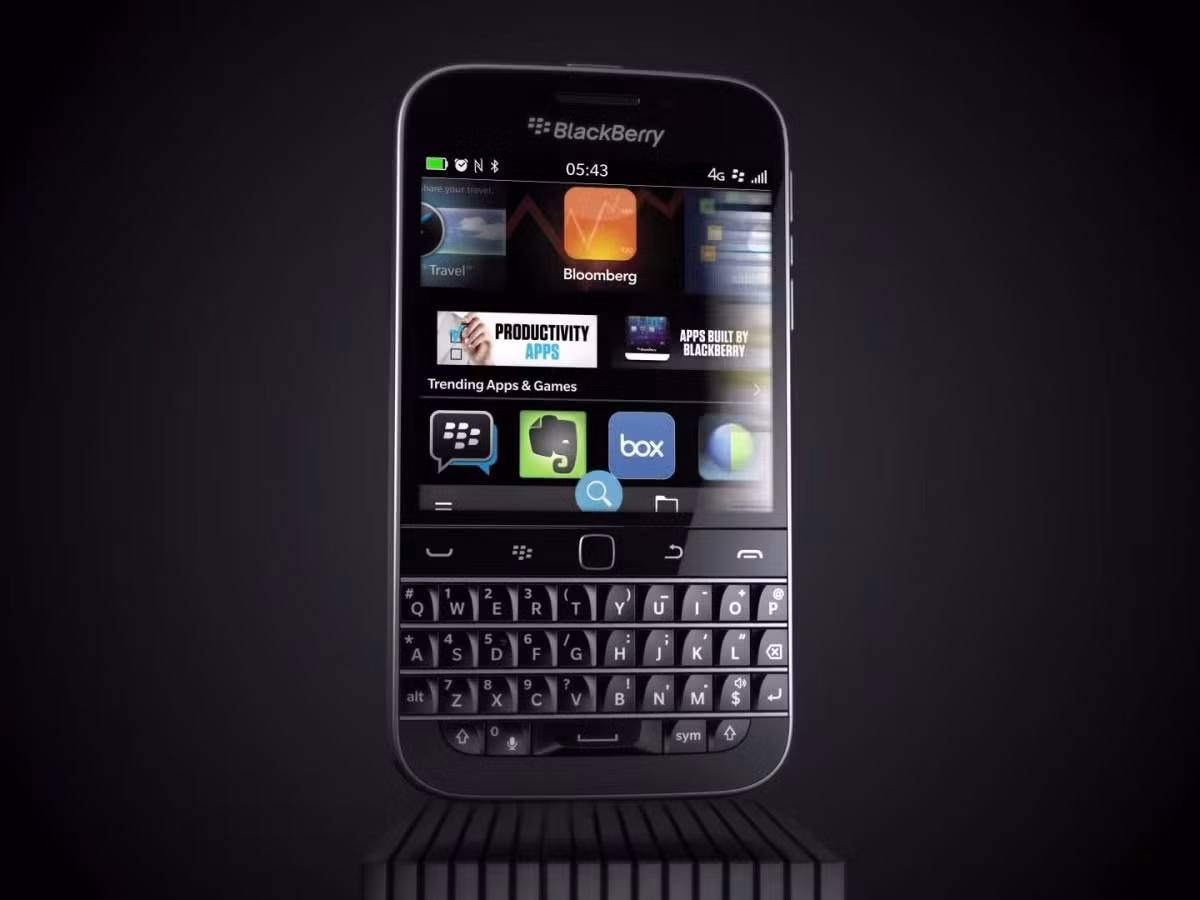  19. BlackBerry Classic. Nếu bạn là một fan hâm mộ của BlackBerry muốn quay trở lại thời hoàng kim của Dâu đen thì chắc chắn bạn sẽ thích BlackBerry Classic. Nó mang dáng vẻ của những chiếc điện thoại BlackBerry cũ nhưng Classic lại được trang bị màn hình cảm ứng sắc nét và một bàn phím vật lý xuất sắc. Giá bán: 339 USD 