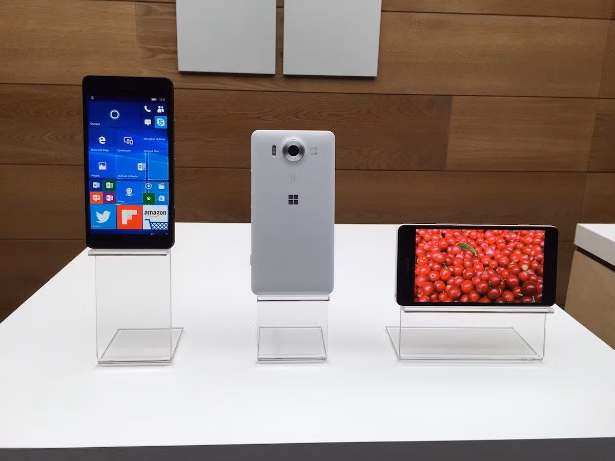  18. Microsoft Lumia 950. Nếu bạn bắt buộc phải dùng điện thoại Windows, thì Microsoft Lumia 950 là lựa chọn sáng giá nhất. Mặc dù được đánh giá là chiếc smartphone không đẹp nhưng nó lại được tích hợp những ứng dụng của Microsoft phục vụ tốt cho công việc. Lumia 950 trang bị camera khá tốt, có hể kết nối với bàn phím, chuột và màn hình để chạy phiên bản Windows nhẹ. Giá bán: 458 USD 