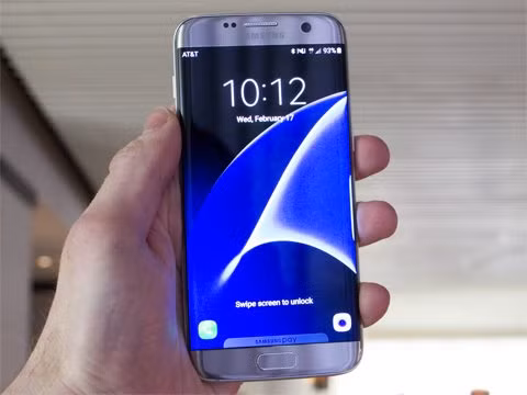  6. Samsung Galaxy S7 Edge. Galaxy S7 Edge có màn hình 5,5-inch và pin dung lượng lớn hơn so với Galaxy S7, trong khi nó vẫn giữ các tính năng đỉnh cao của S7. Giá bán: 715 USD 