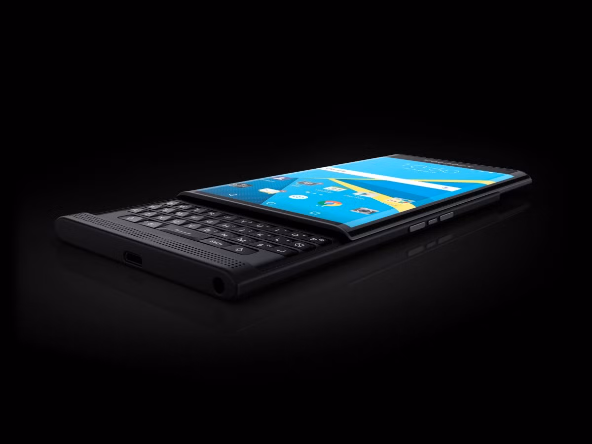  17. BlackBerry Priv. BlackBerry Priv là chiếc smartphone chạy hệ điều hành Android. Priv có một bàn phím trượt rất mượt. Đây là chiếc điện thoại lý tưởng cho những người muốn dùng smartphone vừa có bàn phím vật lý của BlackBerry lại vừa có thể dùng các ứng dụng Android mà không thể có trên những chiếc smartphone khác của BlackBerry. Giá bán: 420 USD 