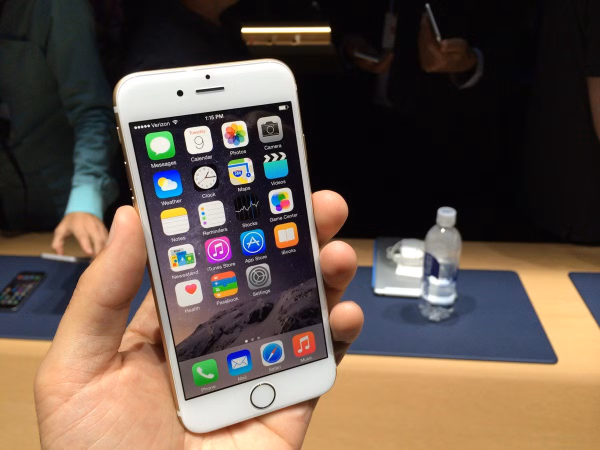  13. iPhone 6. iPhone 6 đã ra mắt được hơn 1 năm nhưng nó vẫn là một lựa chọn sáng giá nếu bạn muốn dùng smartphone Apple mà vẫn tiết kiệm được tiền. Trong khi với thiết kế giống hệt iPhone 6S, sẽ chẳng ai nhận ra bạn đang dùng chiếc iPhone của năm trước. Giá bán: 549 USD 