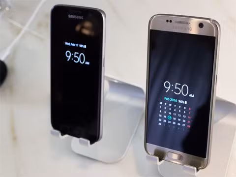  7. Samsung Galaxy S7. Galaxy S7 với dáng thể thao có camera vào hàng tốt nhất trong số các smartphone trên thị trường hiện nay. Thậm chí nó đánh bại cả iPhone 6s Plus. Nó cũng có nhiều tính năng tuyệt vời khác như khả năng chống nước và một khe cắm thẻ microSD. Galaxy S7 cũng được tích hợp Samsung Pay vô cùng tiện dụng cho các thanh toán tại các cửa hàng mà smartphone của Apple không có. Giá bán: 610 USD 