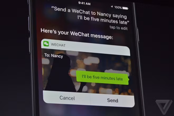  Siri hỗ trợ các ứng dụng bên ngoài: Apple cung cấp mã nguồn Siri cho các nhà phát triển, giúp cho trợ lý ảo này trở nên lợi hại hơn khi có thêm các tính năng mới từ cộng đồng lập trình viên. Trình nhắn tin trên iOS 10 hỗ trợ thêm các ứng dụng tin nhắn của bên thứ ba như Whatsapp, Wechat,... và Siri cũng có thể giúp người dùng đặt xe qua Uber và các dịch vụ tương tự.