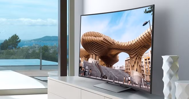  Sony Bravia KD-55S8500D (40 triệu đồng). Trên bản S, Sony trang bị công nghệ màn hình cong, tạo khác biệt so với bản X8500D. Những chiếc TV 4K cao cấp của Sony sử dụng vi xử lý 4K X1 với những thuật toán tinh vi, có tác dụng tăng độ chi tiết hình ảnh. Bên cạnh đó, công nghệ X-Reality Pro, giúp nâng cấp hình ảnh độ phân giải HD, Full HD gần đạt độ nét của 4K.