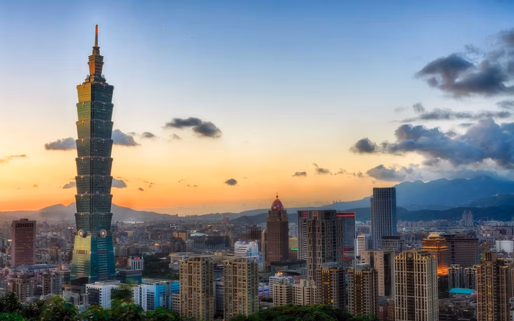  8. Tháp Taipei 101, Đài Loan, Trung Quốc (509 m): Tòa tháp này có thiết kế như một ngôi chùa siêu cao, với các tầng chồng lên nhau. Taipei 101 từng giữ vị trí công trình cao nhất thế giới năm 2004. Hiện nay, tháp vẫn giữ kỷ lục tòa nhà xanh cao nhất thế giới, với chi phí xây dựng là 1,9 tỷ USD.