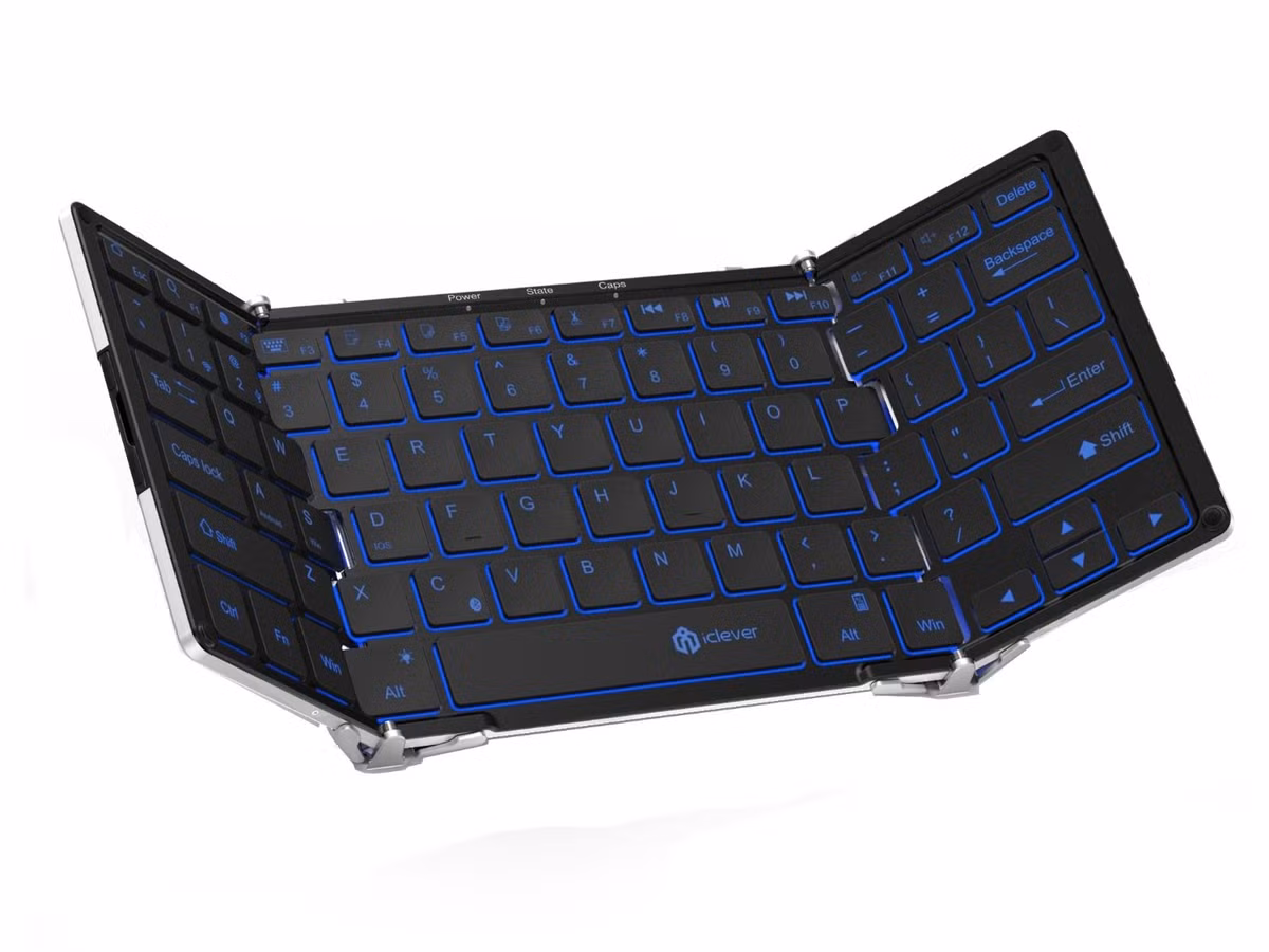  Bàn phím iClever Ultra Slim 3 Color Backlight Bluetooth. Vẫn là kiểu bàn phím kết nối Bluetooth có thiết kế bằng nhôm và một bàn lề kép hai bên để có thể gập lại cho nhỏ gọn hơn, tuy nhiên nó đi kèm đèn nền, cho phép lựa chọn giữa hai mức độ sáng và ba màu (xanh, đỏ, xanh lá cây) khác nhau. Hiện bàm phím này đang có giá bán 54,99 USD với một pin sạc 750 mAh. Một lần nữa, sẽ không có dock đi kèm.