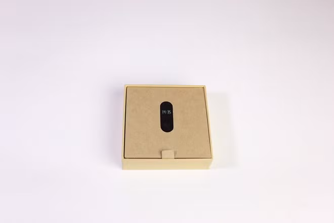 So với thế hệ trước, Mi Band 2 sở hữu một vài nâng cấp nhỏ nhưng cần thiết. Thiết bị này được bán ra với giá 750.000 đồng (tham khảo tại CellphoneS). Tại Trung Quốc, nó có giá tương đương 20 USD.