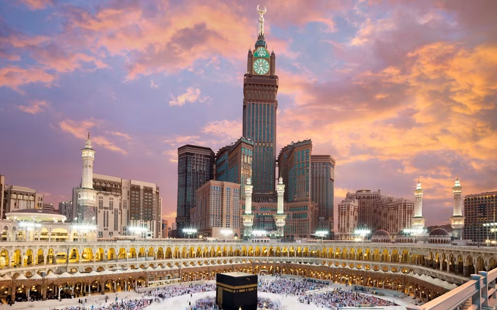  3. Tháp đồng hồ Abraj Al-Bait, Mecca, Ả Rập Saudi (601 m): Còn được gọi là tháp đồng hồ hoàng gia Makkah, công trình kiến trúc tuyệt diệu này sừng sững trên nền trời thánh địa Mecca, cách nhà thờ Grand một khoảng không xa. Khu tổ hợp Abraj Al-Bait có vô số tòa tháp, được hàng nghìn tín đồ chọn làm nơi nghỉ khi đổ về thành phố linh thiêng này. Trong đó, tháp đồng hồ là cao nhất, được gắn mặt đồng hồ lớn thứ 4 thế giới.