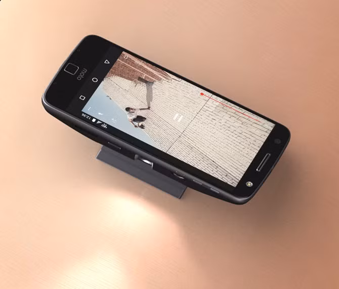 Mặc dù đồng hành cùng Moto Z/Z Force, giá bán của phụ kiện độc đáo này vẫn chưa được tiết lộ. Dự kiến Moto Z/Z Force phiên bản của Verizon sẽ lên kệ trước vào mùa hè này, loại không khoá mạng sẽ phải đợi đến mùa thu.