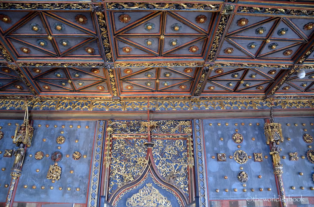 Nghệ thuật chạm khắc gỗ phong cách Gothic trên các bức tường của Hội trường Golden Hall trong lâu đài được coi là mẫu mực của châu Âu. Ảnh: Theworldisabook.com