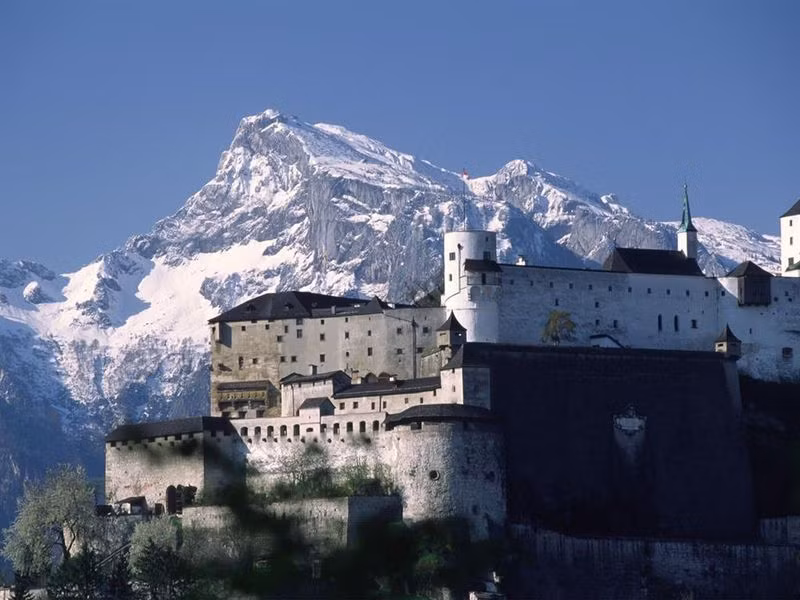 Lâu đài Hohensalzburg đã được tân trang từ cuối thế kỷ 19. Đầu thế kỷ 20 công trình được sử dụng như một nhà tù, nơi giam giữ tù nhân Italia trong Thế chiến I và các nhà hoạt động những năm trong năm 1930. Ảnh: Salzburg.info