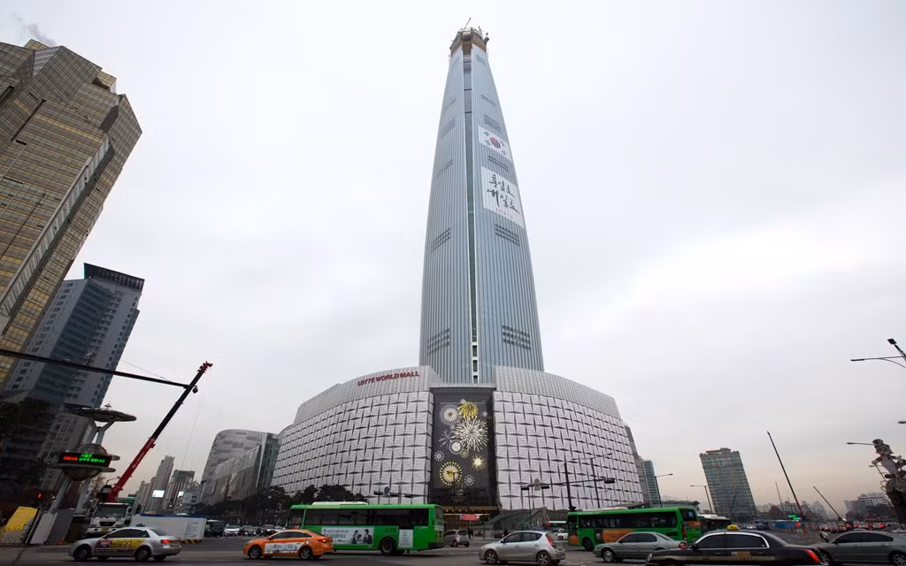  5. Tháp Lotte World, Seoul, Hàn Quốc (555 m): Tòa nhà mới khai trương năm naysừng sững trên nền trời thủ đô Hàn Quốc, với nhiều loại không gian dùng cho nhiều mục đích. Bạn có thể tìm thấy ở đây rạp chiếu phim, văn phòng, nhà ở... Lotte World có thiết kế hiện đại, chủ yếu dựa trên kim loại và kính.