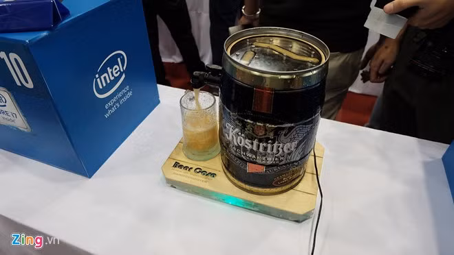 Thu hút nhiều sự chú ý tại gian hàng là mô hình Beer Case với vỏ máy được làm dạng thùng bia đang rót, chất dịch làm mát sẽ chảy vào ly sau đó trở về thùng lớn qua hệ thống ngầm.