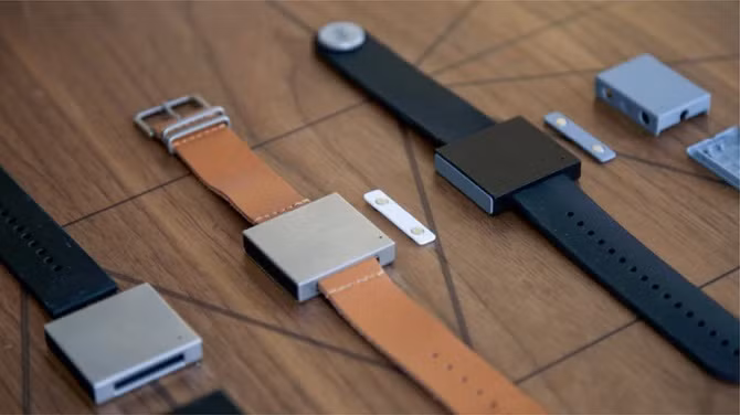 Theo PhoneArena, Basslet được khẳng định là chiếc loa siêu trầm nhỏ gọn nhất trên thế giới bởi loa có thể đeo dễ dàng ngay trên tay. Tuy nhiên cần phải đính chính rằng, Basslet không phải là một chiếc loa thực sự. Theo công bố của nhóm phát triển sản phẩm, Basslet chỉ là một thiết bị tạo cảm giác về âm bass chân thực nhất cho người dùng.