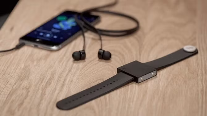 Để làm được điều này, Basslet sử dụng một bộ phận được thiết kế dựa trên cơ chế tái tạo âm đặc biệt có tên LoSound. Bộ phận này cho phép tạo ra các chuyển động đều và liên tục, giúp tạo ra những rung động thực tế. Độ rung của thiết bị có thể mở rộng, thậm chí vượt dải bass với tần số dao động từ 10 - 250 Hz. Do đó, người đeo gần như có cảm giác đang mang trên mình một chiếc loa siêu trầm đi khắp mọi nơi.