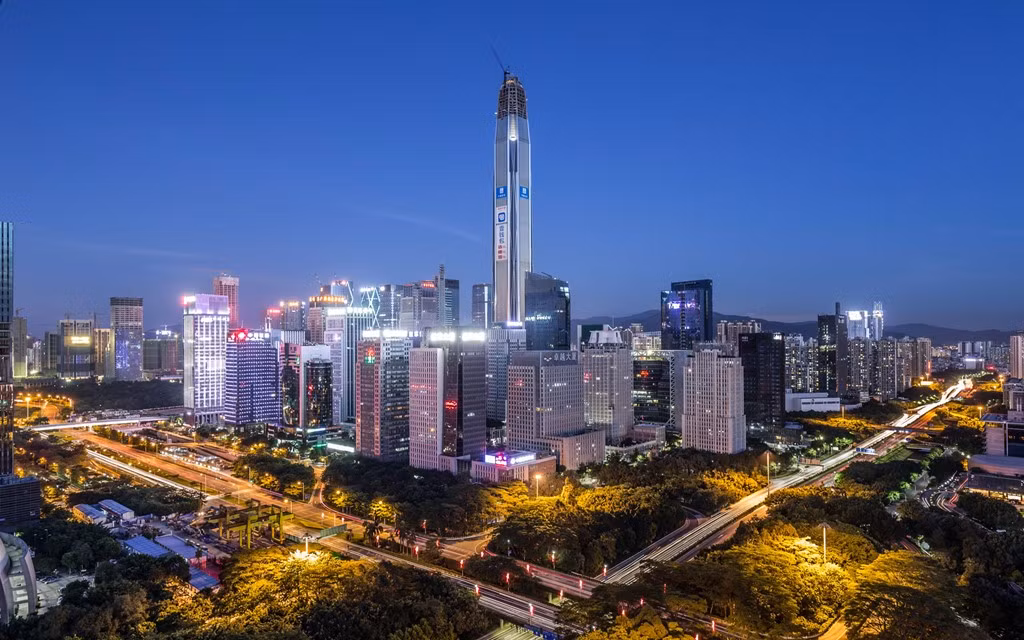  4. Trung tâm tài chính Bình An, Thâm Quyến, Trung Quốc (599 m): Tòa nhà tuyệt đẹp với phong cách hiện đại, thanh lịch này là công trình cao thứ 2 Trung Quốc và thứ 4 thế giới. Chi phí xây dựng trung tâm Bình An là 678 triệu USD, mất 6 năm để hoàn thiện.