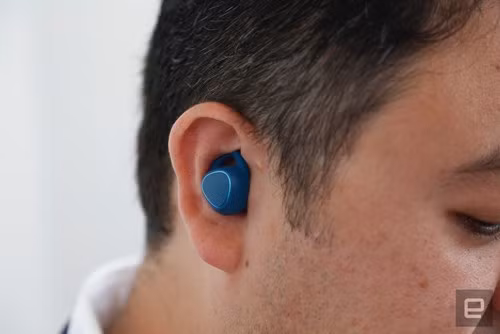 Khác biệt có chăng chính là Gear IconX được Samsung chăm chút về ngoại hình hơn, nên trông hấp dẫn hơn và cũng không kém phần gọn nhẹ vì thiết kế dạng nhét tai.