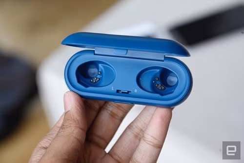 Để sạc pin cho bộ tai nghe Gear IconX này, người dùng chỉ cần đặt 2 củ tai nhỏ nhắn vào dock kiêm hộp bảo vệ bán kèm.