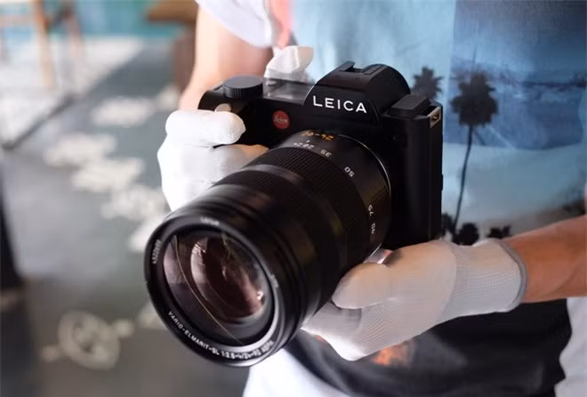  Máy ảnh Leica SL Typ 601 được giới thiệu vào cuối tháng 10 năm ngoái. Đây là máy mirrorless cảm biến full-frame đầu tiên của hãng nhưng nằm ở phân khúc cao cấp hơn hẳn so với hàng loạt model đang có trên thị trường từ Sony, Fujifilm hay Olympus.