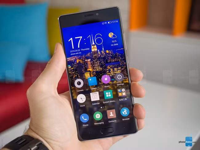 S8 có thiết kế gọi là "Loop Full-metal Design" nhằm ám chỉ việc ăng ten bắt sóng cho máy sẽ chạy dọc các cạnh bên, nhằm hạn chế những vạch nhựa thô kệch ở mặt lưng