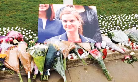 Hoa, nến và ảnh bà Jo Cox được đặt tại Quảng trường Nghị viện. Ảnh: Sian Davies