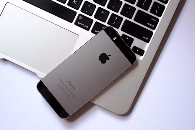  Apple iPhone 5S: Xét về kiểu dáng công nghiệp, iPhone 5S là một trong những di động đẹp nhất trên thị trường hiện nay. Tuy nhiên, dáng đẹp không đồng nghĩa với "giá đẹp". Mức 8 triệu của máy bị xem là cao so với một model sắp có 3 năm tuổi đời. Thời điểm hiện tại, iPhone 5S vẫn có sức bán tốt.