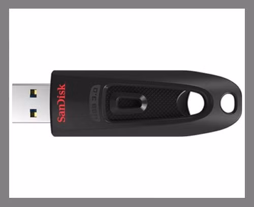  USB. Đám mây ngày càng được ưa chuộng khi nói đến lưu trữ, tuy nhiên nếu bạn muốn mang theo các tập tin có dung lượng lớn và không có kết nối Internet tốc độ cao để tải về nhanh chóng, tốt nhất nên “thủ” sẵn một chiếc USB trong người. USB 64GB của SanDisk đủ cho bạn lưu hàng ngàn bức ảnh, bài hát, tài liệu, phim HD. Nó còn có tốc độ chuyển dữ liệu siêu nhanh, hơn hẳn các loại USB cũ. Sản phẩm có giá 16,09 USD (361.000 đồng).