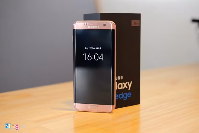 Màu hồng trên Galaxy S7 edge mới khá đẹp mắt. Màu hồng được phủ lên tất cả các chi tiết trừ camera, màn hình và cổng kết nối.