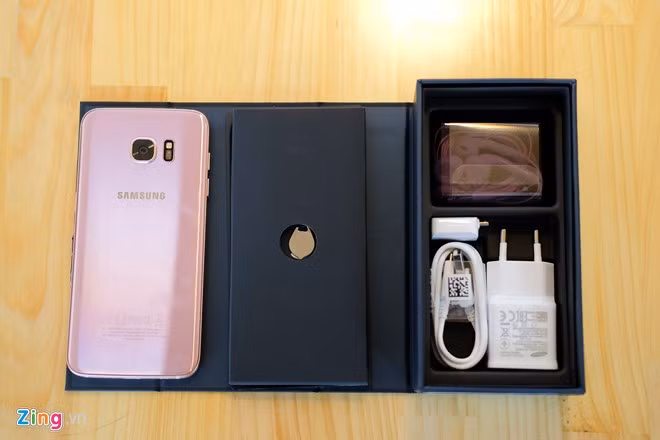 Phụ kiện đi kèm máy gồm sạc, tai nghe, cổng chuyển OTG.