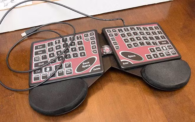 Bàn phím Fingerworks Keyboard Touchstream có ngoại hình bắt mắt và dễ sử dụng. Do được lòng người sử dụng nên giá của mặt hàng này tăng vọt từ mức khởi điểm 340 USD lên 1.500 USD