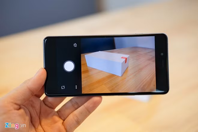 Máy có camera chính 13 MP và máy ảnh trước 8 MP.