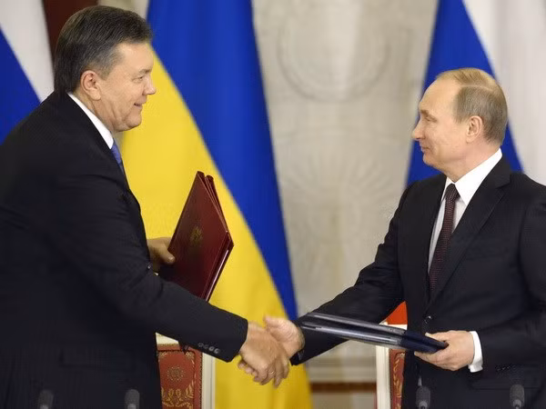 Tổng thống Ukraine Yanukovych và người đồng cấp Nga Putin bắt tay nhau trong buổi ký văn kiện tăng cường hợp tác song phương hai nước.