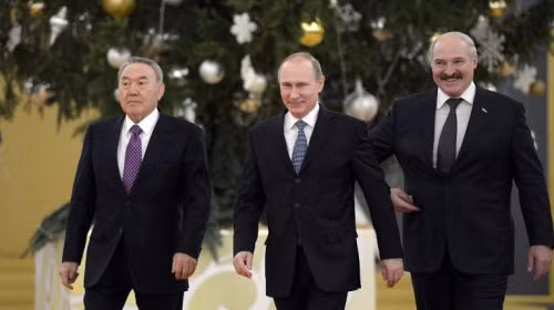 Tổng thống Nga V.Putin và hai người đồng cấp Belarus (phải) và Kazakhstan (trái) tromg một hội nghị thuộc khuôn khổ Liên minh Á-Âu.