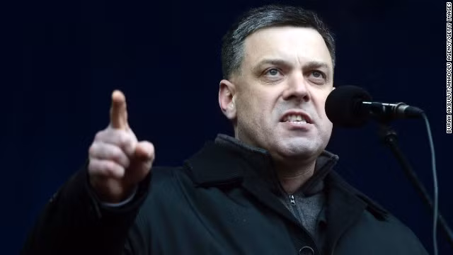  5. Oleh Tyahnybok Ông là người đứng đầu Đảng Svoboda cực hữu đối lập từ hơn một thập kỷ trước. Ông lần đầu tiên được bầu vào hội đồng địa phương năm 1994. Bốn năm sau, ông đã có một ghế ở quốc hội. Vào năm 2004, Tyahnybok trở thành người đứng đầu đảng này.