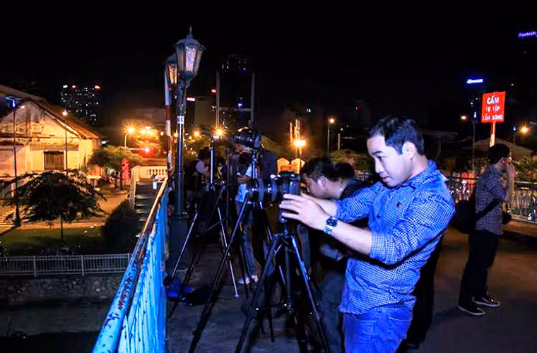 Nhiều "nhiếp ảnh gia" chọn cho mình vị trí tốt nhất với đầy đủ dụng cụ để ghi lại hình ảnh pháo hoa rực sáng bầu trời TP HCM mừng Quốc khánh.