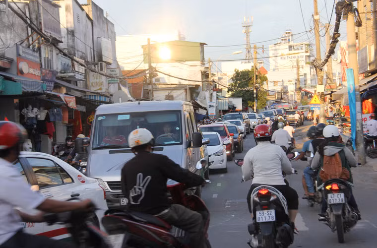 Khi ra khỏi tuyến đường vành đai đường dẫn cao tốc, phương tiện chọn nhiều hướng như đường vành đai phía Đông, Nguyễn Duy Trinh, Đỗ Xuân Hợp...để vào trung tâm. Tuy nhiên do lượng xe đổ vế quá nhiều sau kỳ nghỉ lễ nên các tuyến đường nói trên đã bị quá tải.