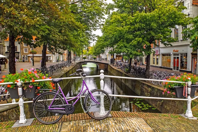  Hà Lan đổi tên Holland thành The Netherlands. Sự thay đổi này như một cách để thống nhất tất cả tỉnh trở thành đất nước Netherlands. Hai tỉnh mang tên "Holland" sẽ không còn được gọi là Nam Holland và Bắc Holland. Từ tháng 1/2020, các tỉnh này trở thành một phần của Hà Lan (Netherlands), giống những khu vực khác. Sự thay đổi tên liên quan đến nhiều sửa đổi khác, như tên của đội tuyển quốc gia.