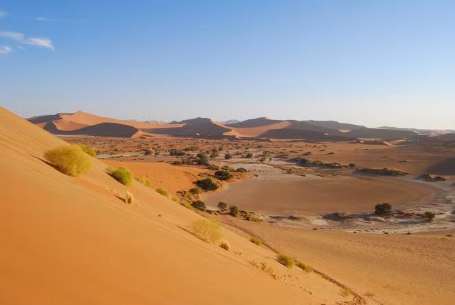  Thuộc địa Đức ở Tây Nam Phi đổi thành Namibia. Sau khi giành độc lập khỏi Đức, đất nước châu Phi này đổi tên thành Namibia vào năm 1990. Một thời gian sau, tên của các thành phố và khu vực bằng tiếng Đức ở đây cũng được thay đổi. Mặc dù vậy, người dân địa phương không thích các đề xuất được đưa ra vì họ đã quen với những cái tên cũ.
