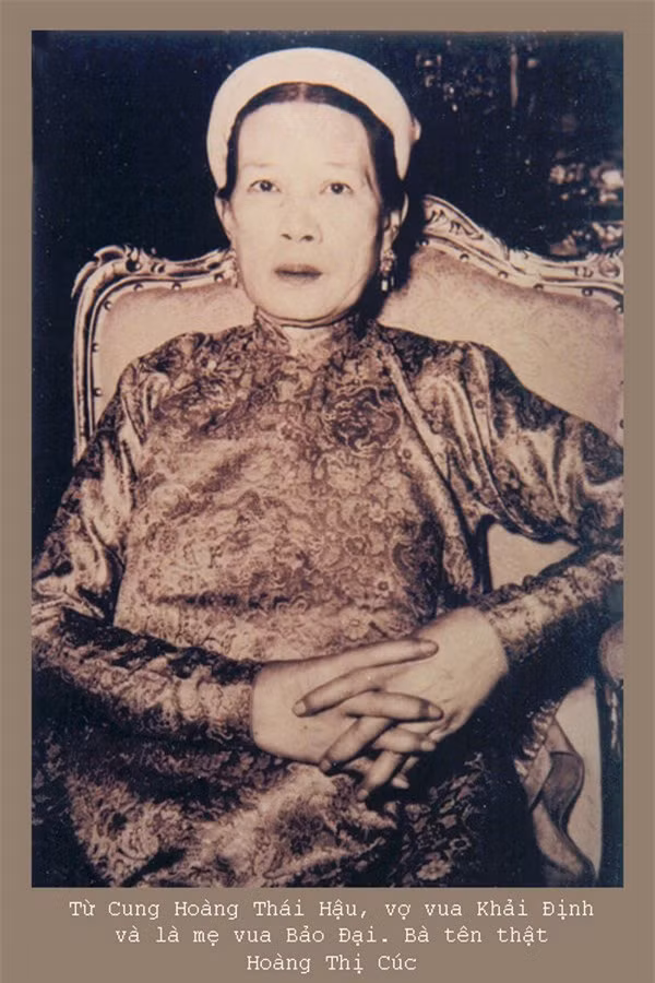 Mau than vua Bao Dai tu cung nu tro thanh Tu Cung Hoang thai hau?