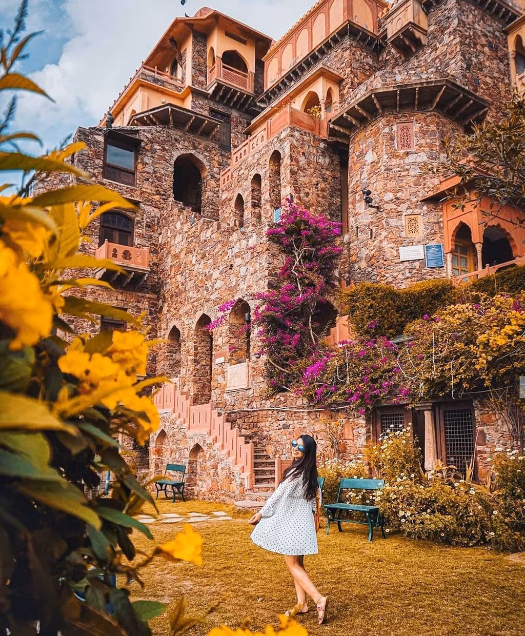 Khách sạn nổi tiếng nhất trong số đó là Neemrana Fort Palace ở Rajasthan. Đây là pháo đài, cung điện cổ có từ thế kỷ 15. Ảnh: saneagulati, wovoyage.