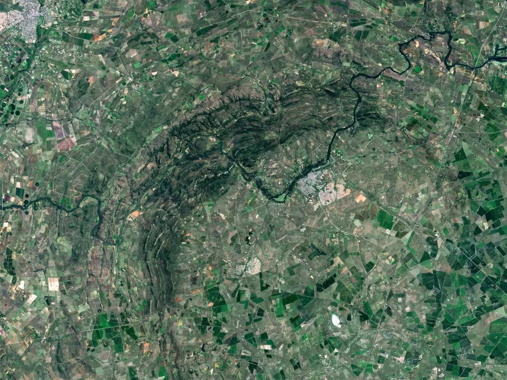  Hố Vredefort (Free State, Nam Phi): Đây là hố va chạm lớn nhất trên Trái Đất. Đường kính ước tính khoảng 300 km. Năm 2005, nơi này được UNESCO thêm vào danh sách Di sản Thế giới. Theo nghiên cứu của các nhà khoa học, tiểu hành tinh va chạm với Trái Đất và tạo ra hố Vredefort có kích thước lớn bậc nhất từ trước tới nay. Họ tính toán nó có đường kính tới 10 km. Ảnh: Getty.